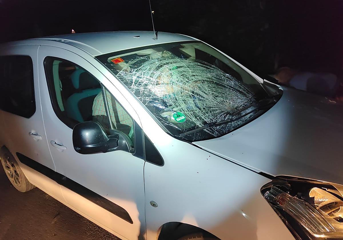 Imagen de cómo quedó el coche con el que chocó el motorista.