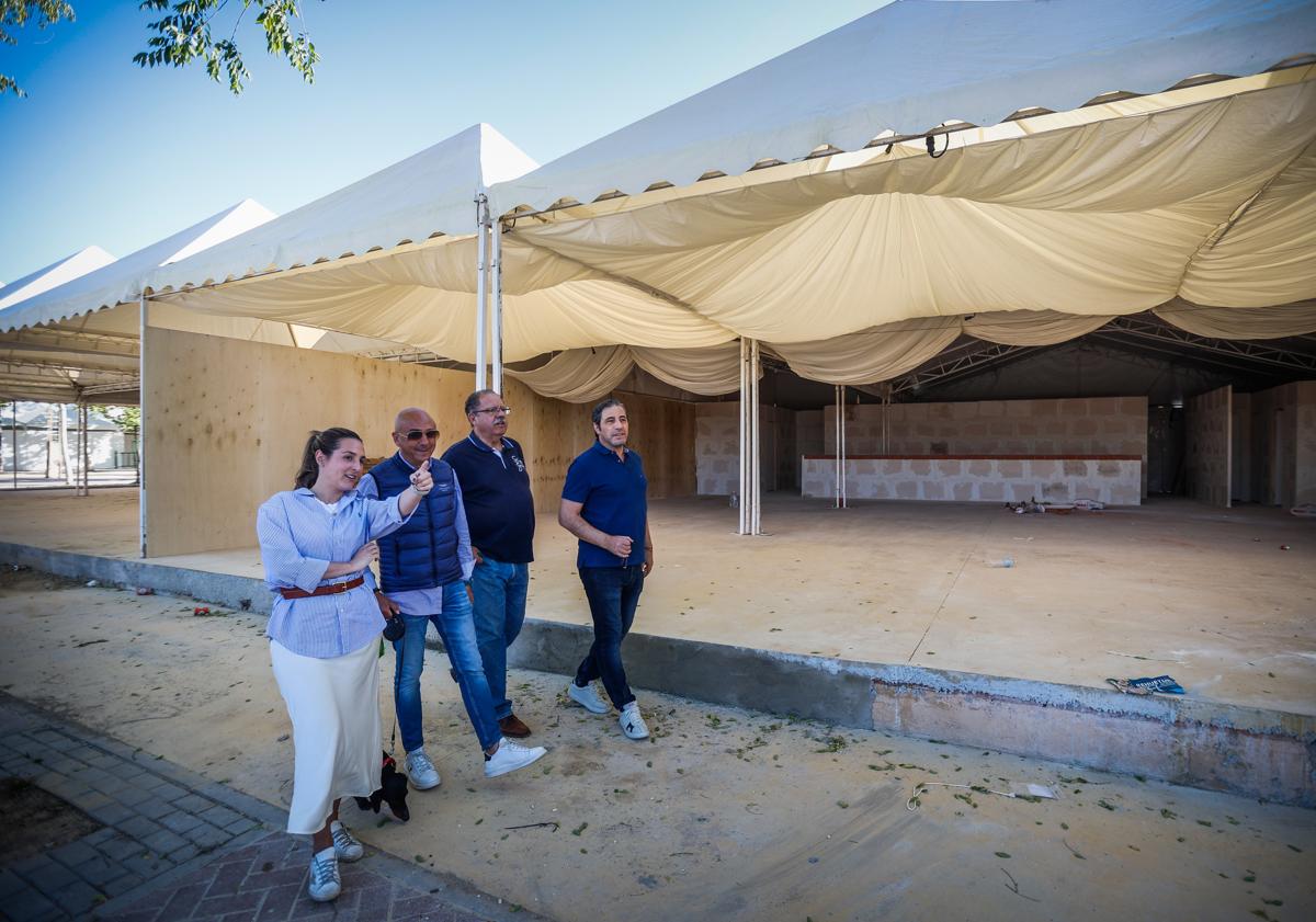 Imagen principal - Los caseteros de Granada preparan cada detalle antes del comienzo de la feria.