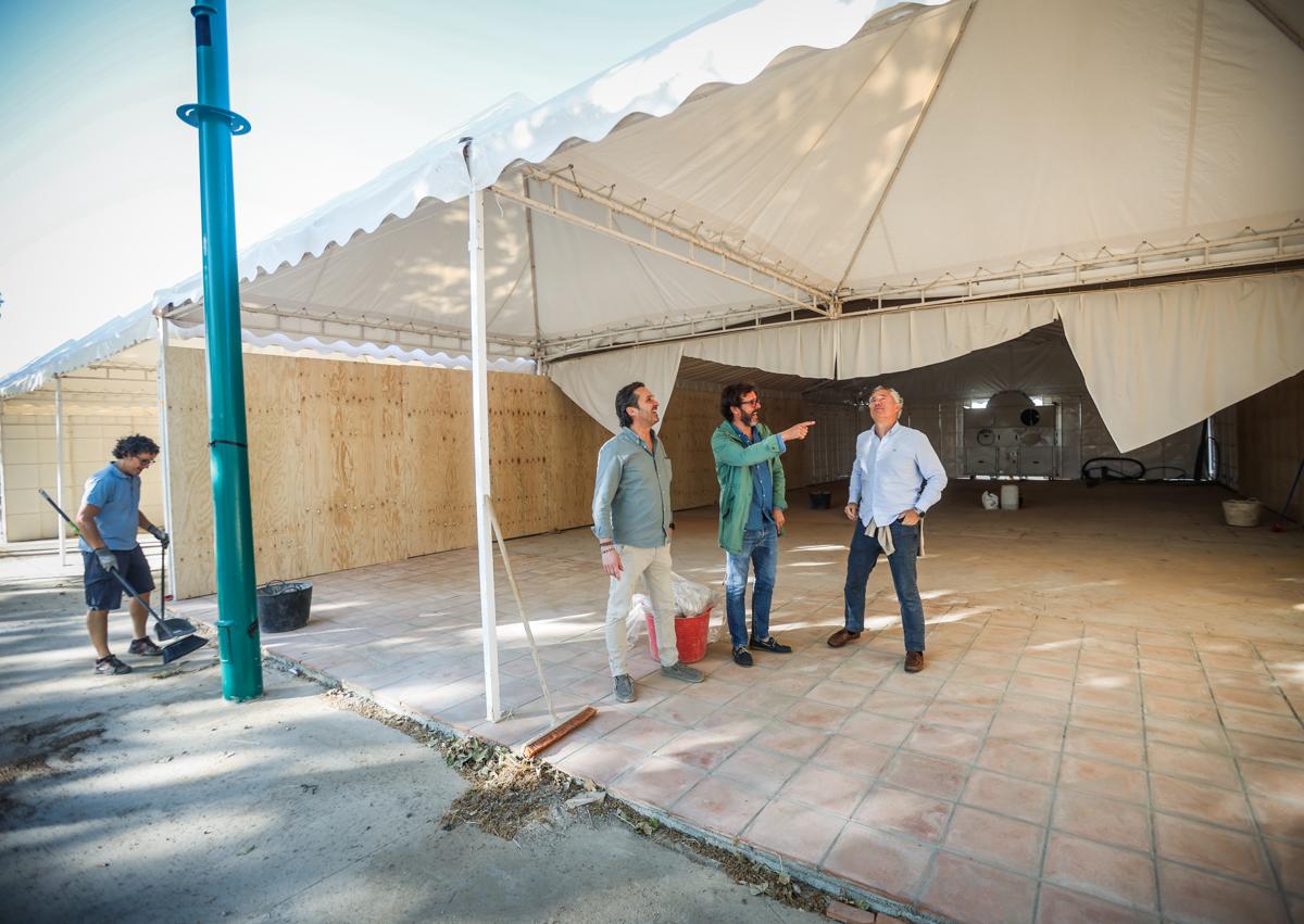 Imagen secundaria 1 - Los caseteros de Granada preparan cada detalle antes del comienzo de la feria.