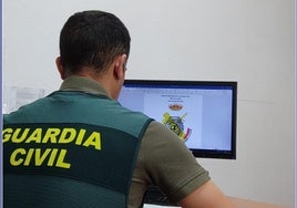 Agente de la Guardia Civil delante de un ordenador.