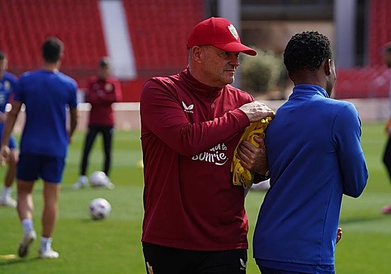 Pepe Mel bromea con Largie Ramazani.