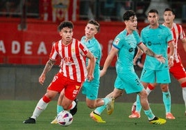 Marcos Peña conduce el balón escapando de Fermín.