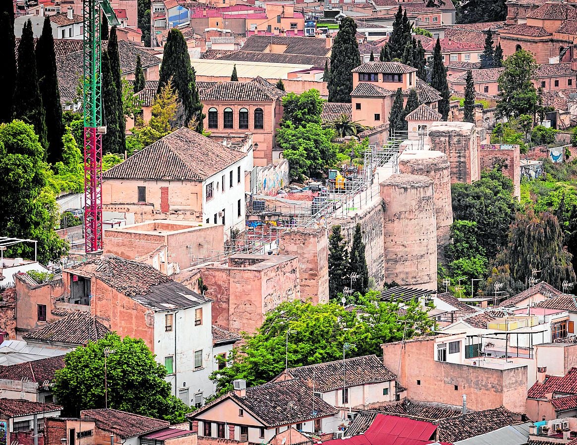 La muralla zirí en la cuesta de La Alhacaba.