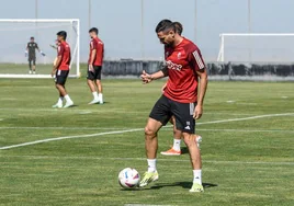 Antonio Puertas juega un balón durante el entrenamiento de este sábado.
