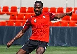 Serigne Faye, durante un entrenamiento del Recreativo.