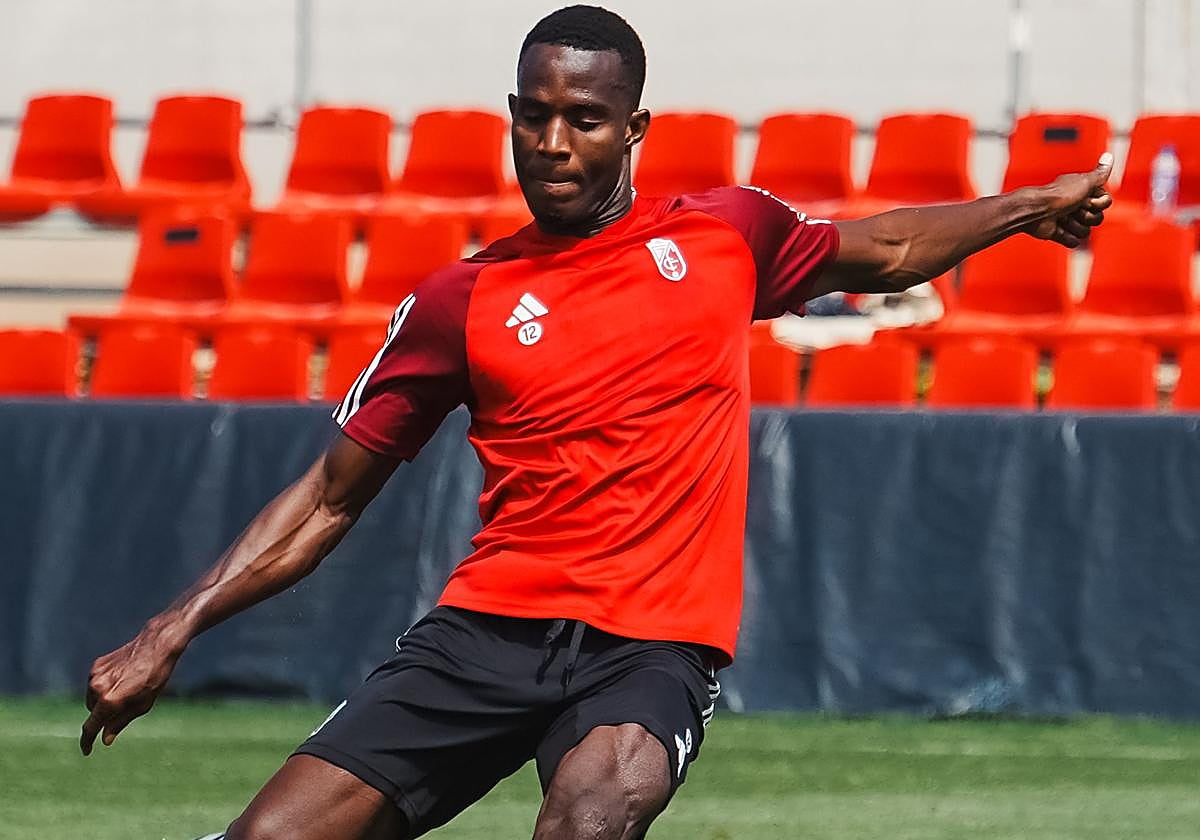 Serigne Faye, durante un entrenamiento del Recreativo.