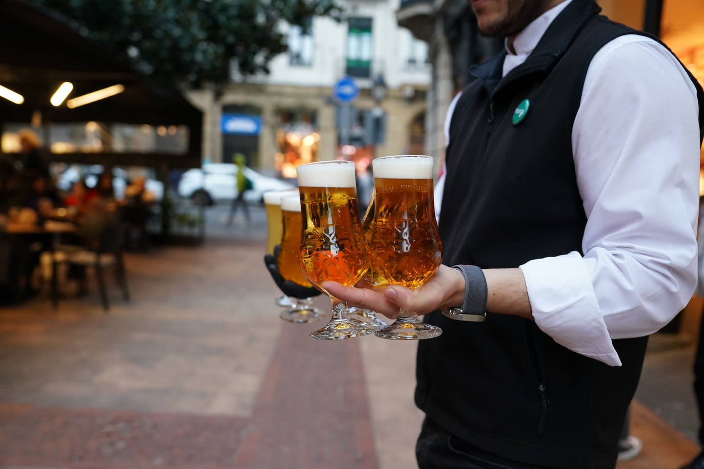 Un profesional de la hostelería, sector que está siempre en el punto de mira de la Inspección en Granada por su peso en el empleo.