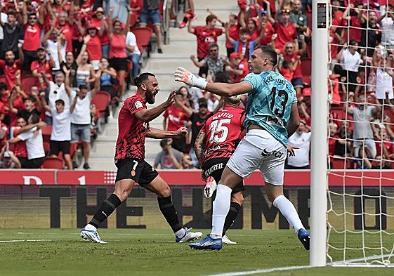 Muriqi y Maffeo celebran el gol del último triunfo bermellón, con Fernando lamentándolo.