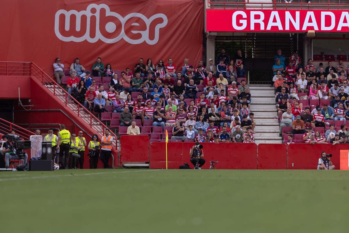 Encuéntrate en la grada en el partido entre Granada y Celta