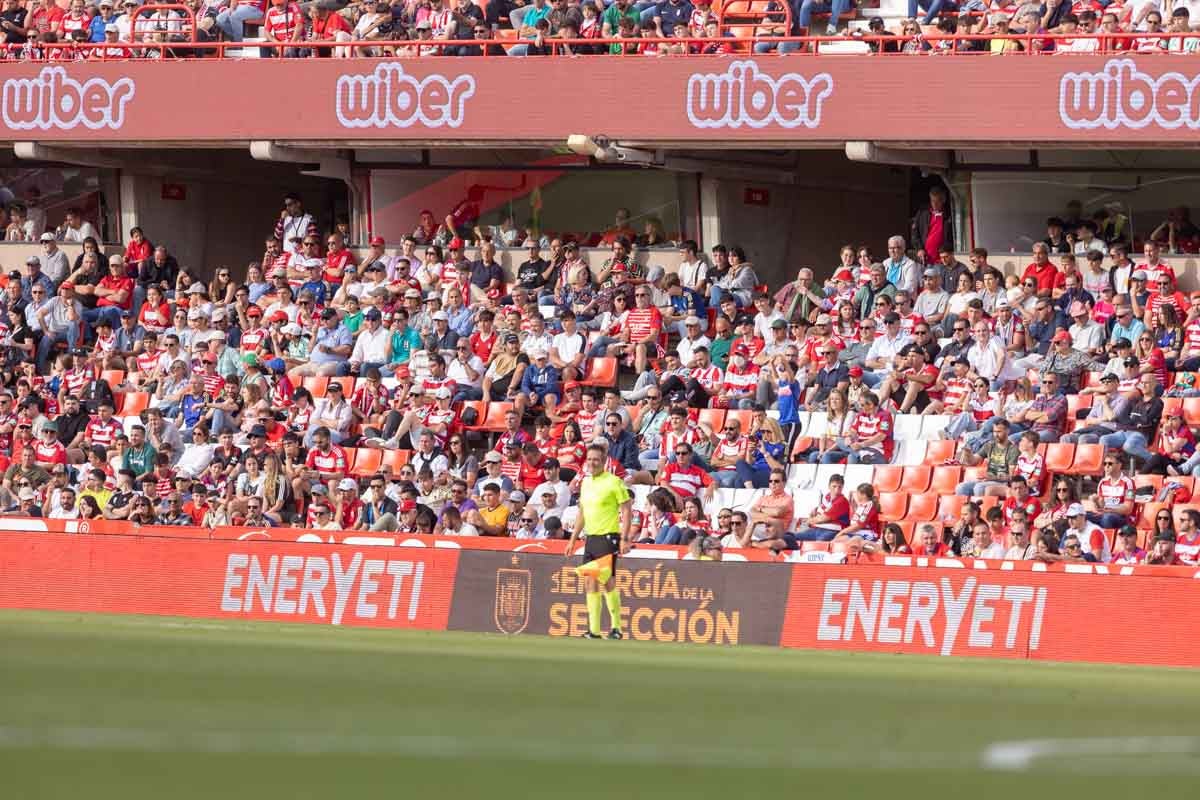 Encuéntrate en la grada en el partido entre Granada y Celta