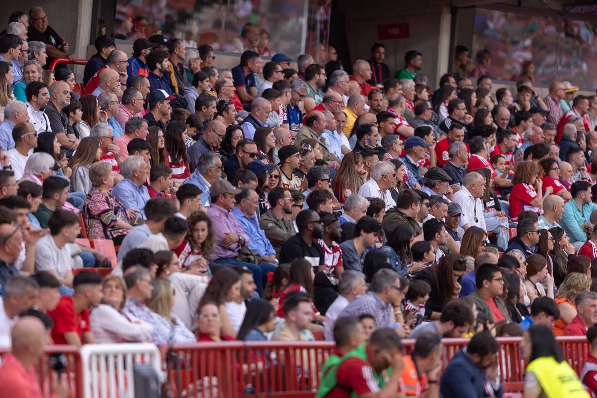 Encuéntrate en la grada en el partido entre Granada y Celta