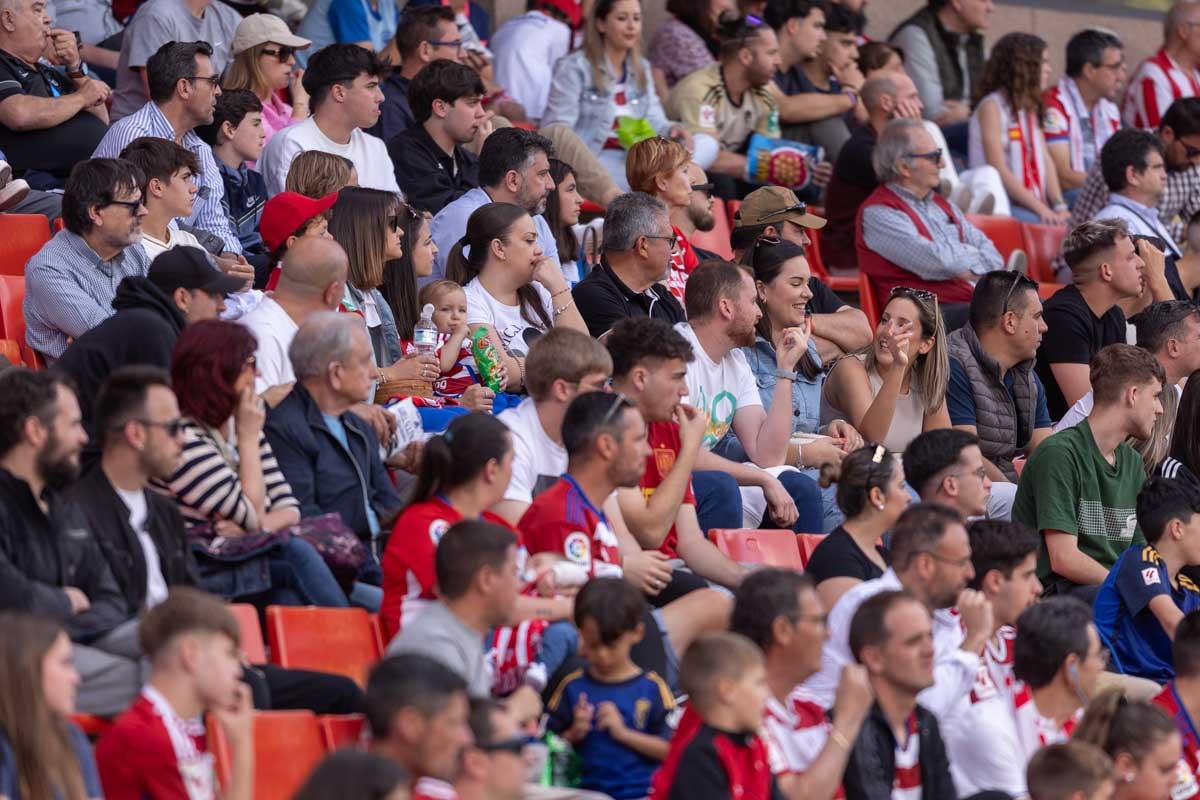 Encuéntrate en la grada en el partido entre Granada y Celta