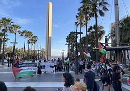 Concentración, ayer, en la Plaza de las Velas.