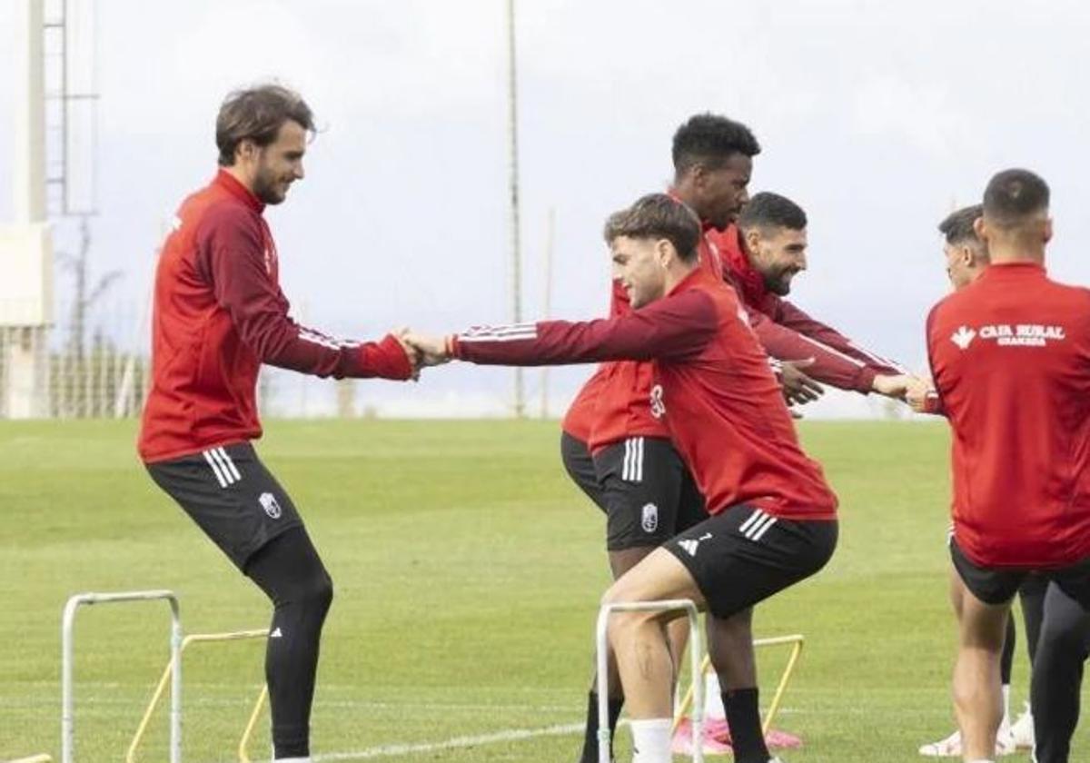 Ignasi Miquel, con Lucas Boyé durante un entrenamiento anterior.