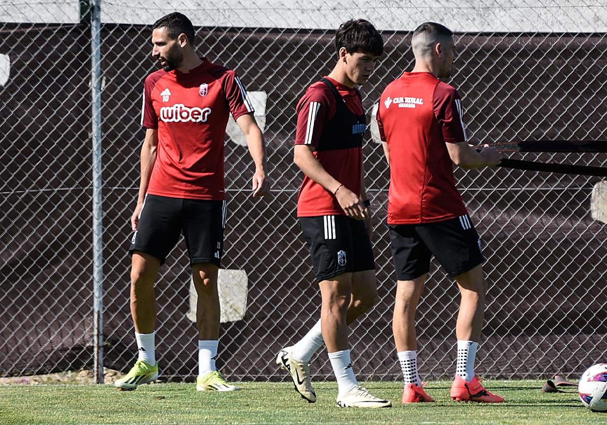 Antonio Puertas, junto a Pellistri y Sergio Ruiz, en el entrenamiento de este sábado.
