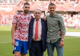 Antonio Puertas y Víctor Díaz, con Pepe Macanás durante el homenaje.