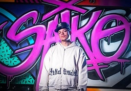 Saiko posa delante de una de las paredes grafiteadas con su nombre artístico que alberga su estudio en Armilla.
