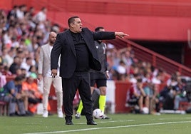 José Ramón Sandoval da instrucciones durante el partido.