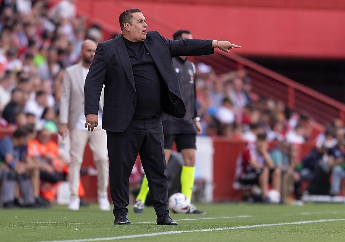 José Ramón Sandoval da instrucciones durante el partido.