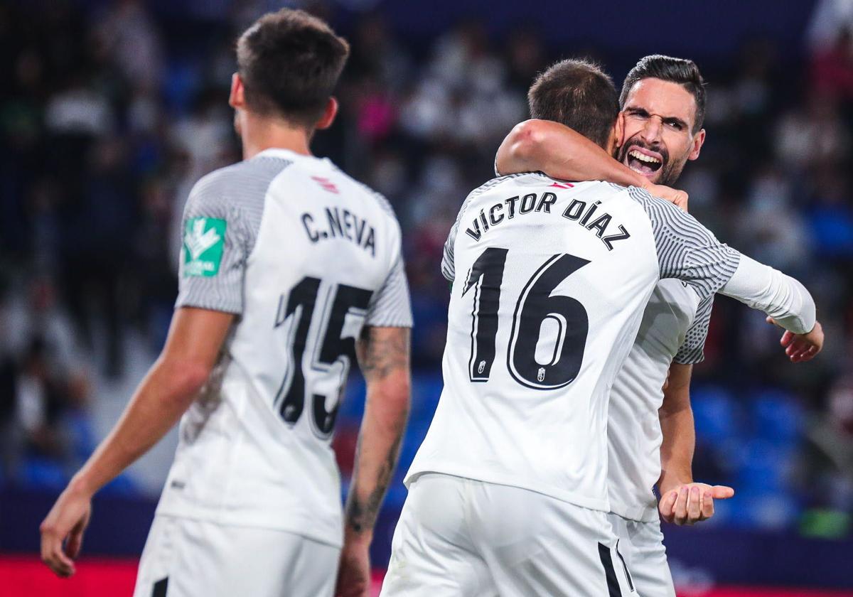 Puertas abraza a Víctor Díaz tras un gol, con Neva delante.