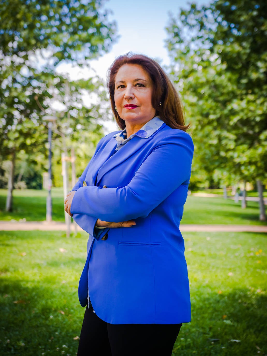 Carmen Crespo posa para IDEAL en el marco de su visita de precampaña a Granada.