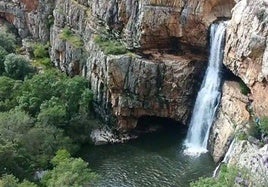 La Cascada de la Cimbarra es uno de los principales reclamos turísticos de Aldeaquemada. Este año se ha batido «récord» de visitas con las últimas lluvias, según el alcalde