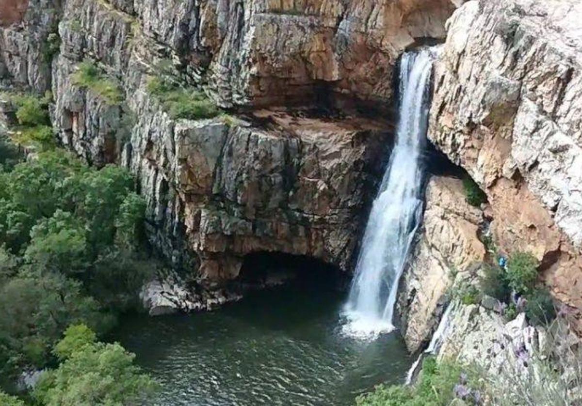 La Cascada de la Cimbarra es uno de los principales reclamos turísticos de Aldeaquemada. Este año se ha batido «récord» de visitas con las últimas lluvias, según el alcalde