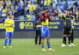 Los futbolistas del Cádiz, entre lágrimas tras descender a Segunda división.