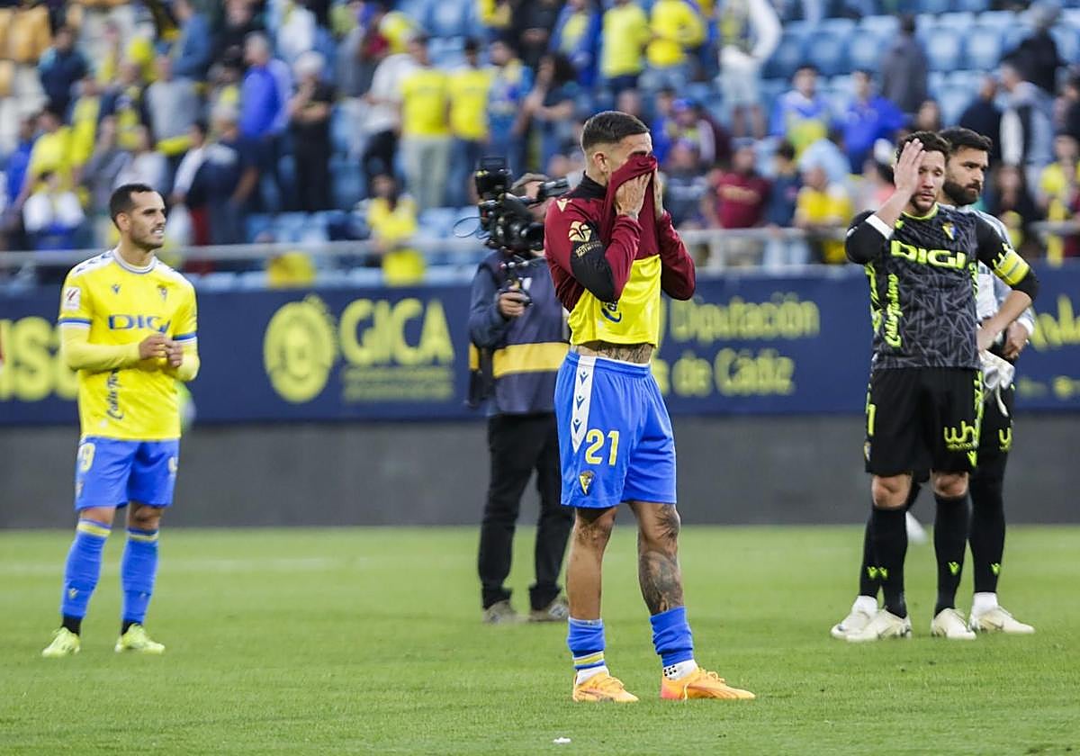 Los futbolistas del Cádiz, entre lágrimas tras descender a Segunda división.