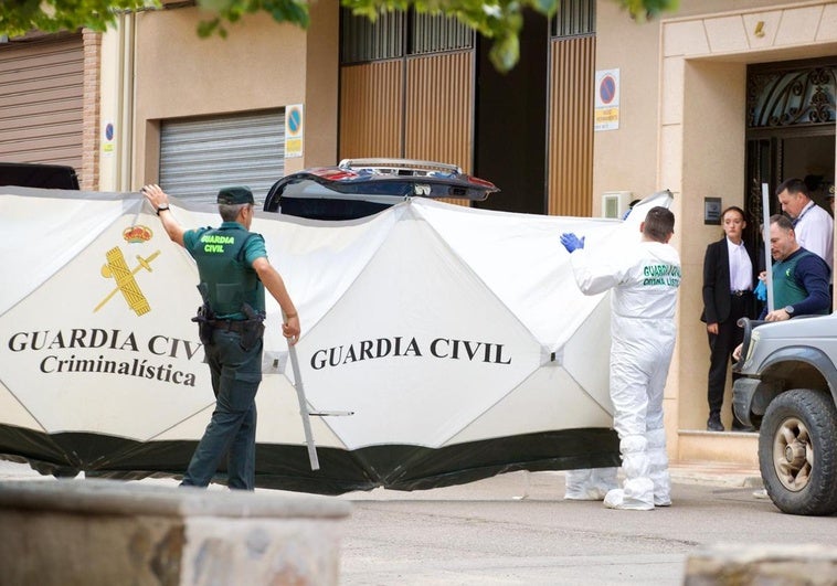 Guardia Civil prepara el vehículo fúnebre a las puertas de la vivienda en Húetor Tájar donde se ha producido el crimen.