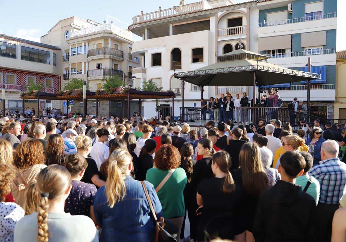 Los vecinos y concejales de Huétor Tájar, en mitad del minuto de silencio.