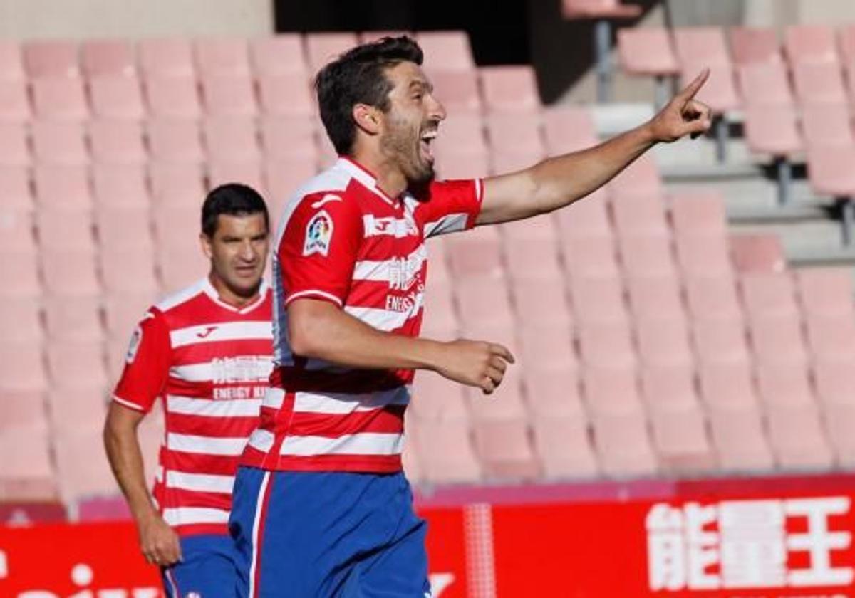 Manolo Lucena celebra un gol durante una edición anterior del memorial en 2018, contra el Córdoba, con Rubén Torrecilla tras él.