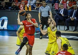 Kwan Cheatham mira al aro en el decisivo partido contra el Gran Canaria.