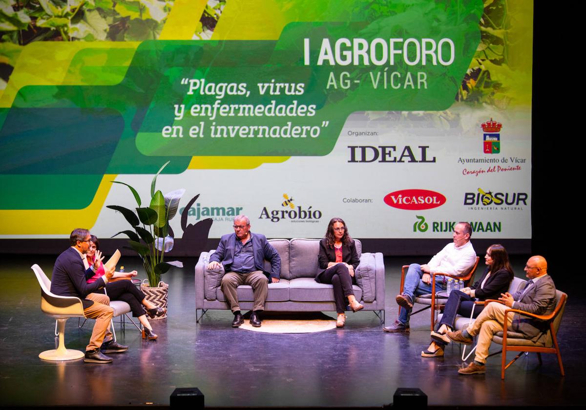 David Baños, Ana Belén Arévalo, Juan Antonio González, Corpus Pérez, Sara Zapata, David Herzog y Juan Carlos Miranda, durante la celebración de la mesa redonda.