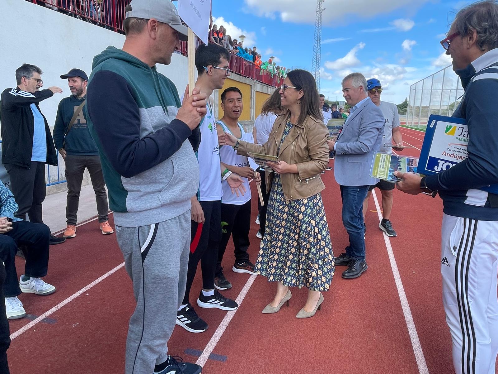 África Colomo saluda a participantes en los Juegos Provinciales del Deporte Especial.