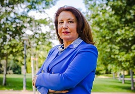 Carmen Crespo posa para IDEAL en el marco de su visita de precampaña a Granada.