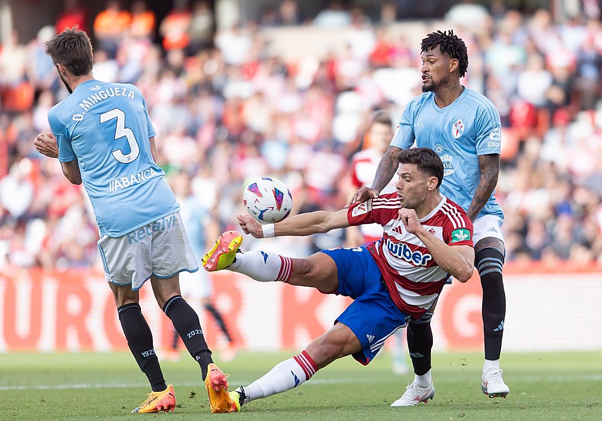 Lucas Boyé saca un disparo contra el Celta entre Jailson y Mingueza.