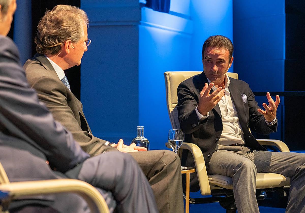 Enrique Ponce en un acto.