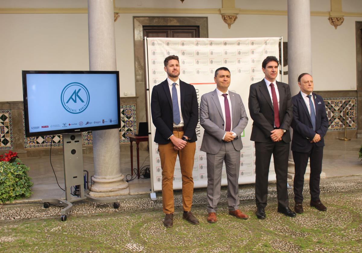 Presentación del congreso por parte del diputado de Deportes de la Diputación provincial de Granada, Eric Escobedo; el concejal de Deportes del Ayuntamiento de Granada, Jorge Iglesias; el entrenador Aitor Karanka; y el letrado Juan Manuel Fernández Torres.