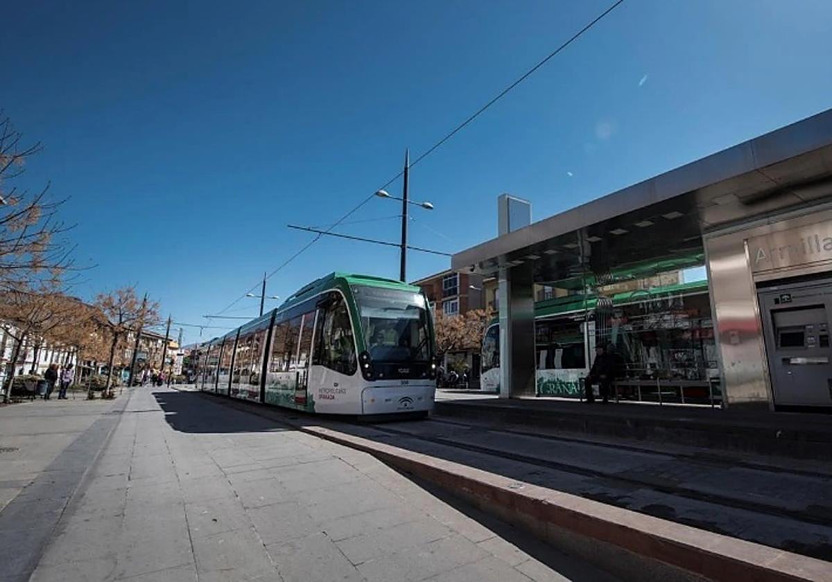 Metro a su paso por Armilla.