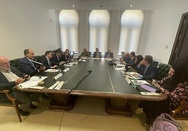 Reunión entre el consejero de Universidad, José Carlos Gómez Villamandos, los rectores y otros miembros de la Consejería.