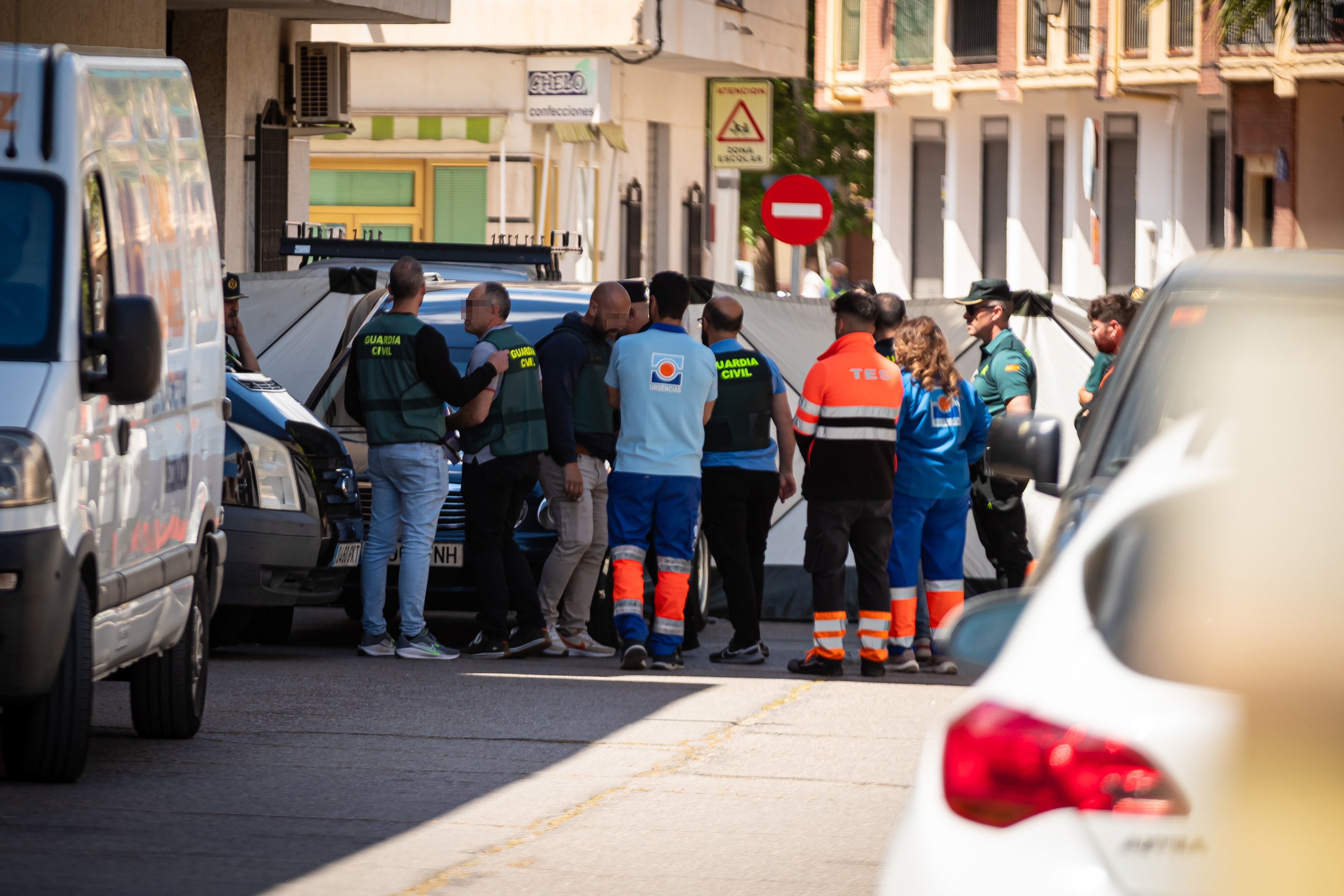 Fuerzas de seguridad y sanitarios, en la calle donde ocurrieron los hechos.