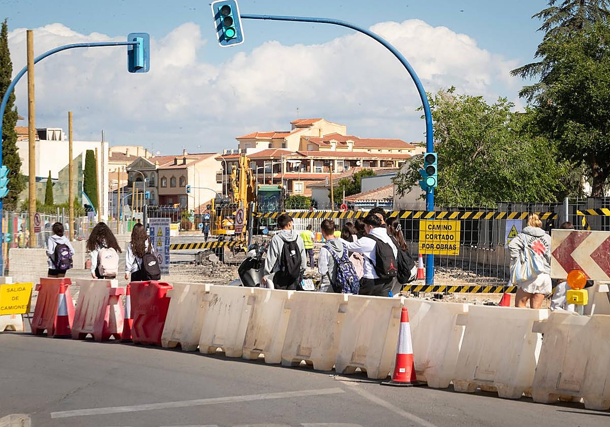 Estudiantes del instituto Federico García Lorca de Churriana, que tienen la obra del metro en la puerta.
