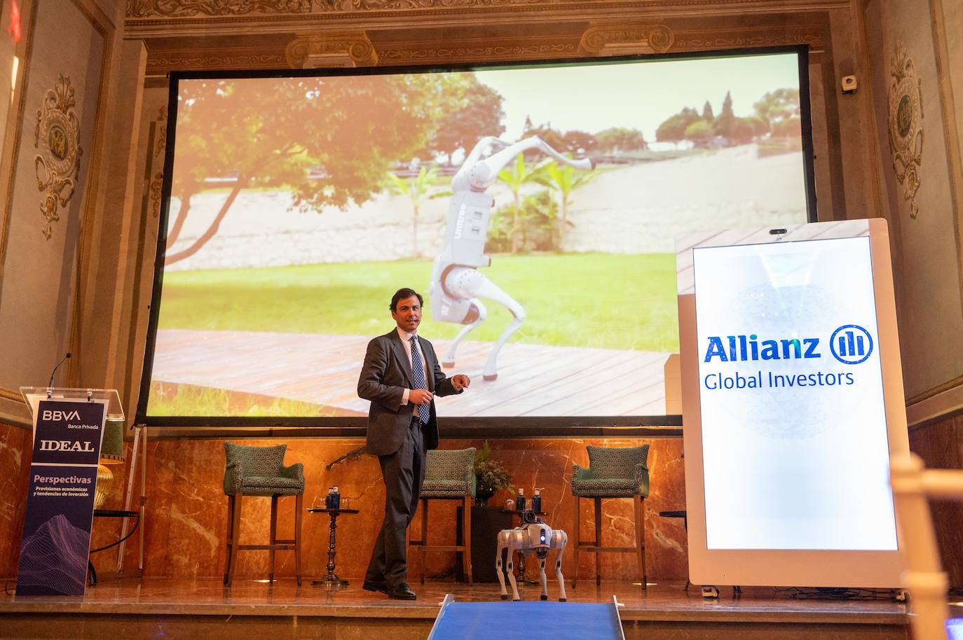 Juan Pedro Morenés con el perro robot Pluto en el escenario.