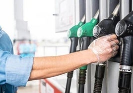 Aviso por el error que cometemos al echar gasolina y que puede dañar el coche.