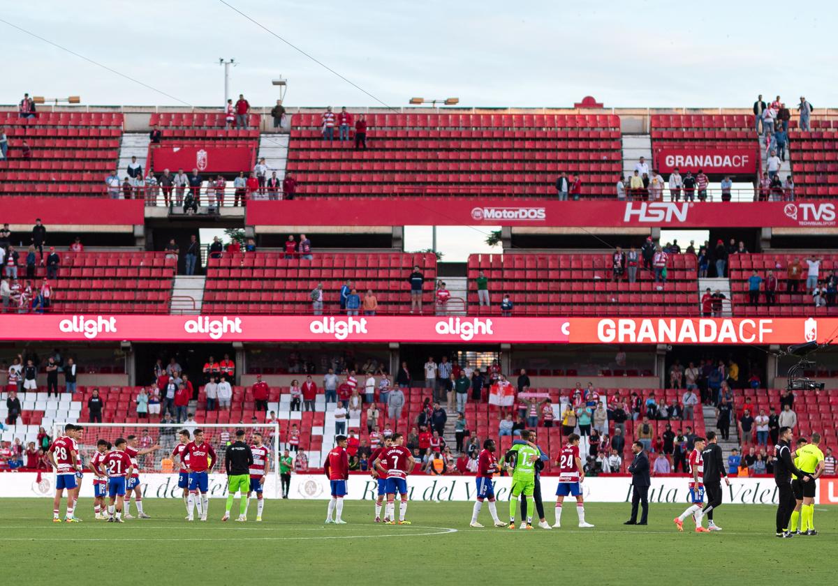 Los futbolistas del Granada se despiden de su afición por esta temporada con Los Cármenes casi vacío.