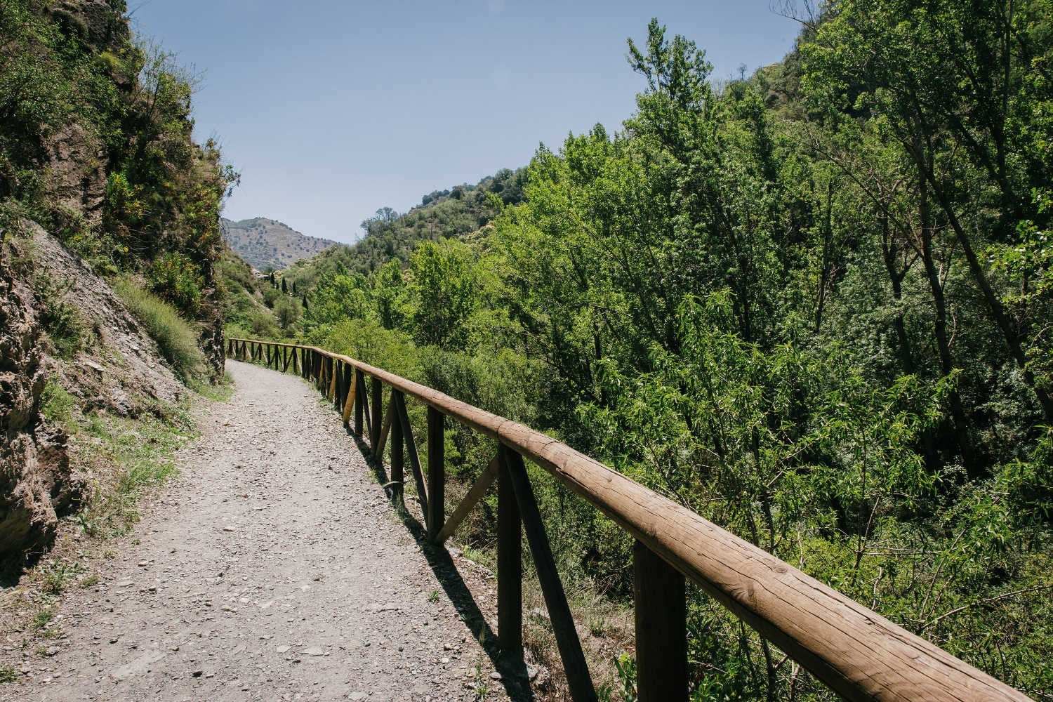 Imagen secundaria 2 - Un sendero refrescante a la vera del río Genil en el pueblo granadino que parece Noruega