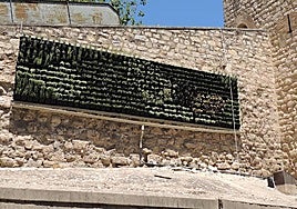 El jardín vertical instalado junto a la Carrera de Jesús y, a la derecha, la toma de agua.