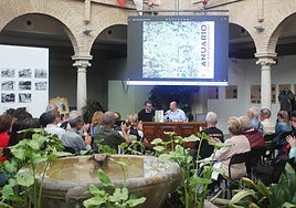 Un momento de la presentación con David Gómez y José Luis Olivares dirigiéndose a los asistentes.