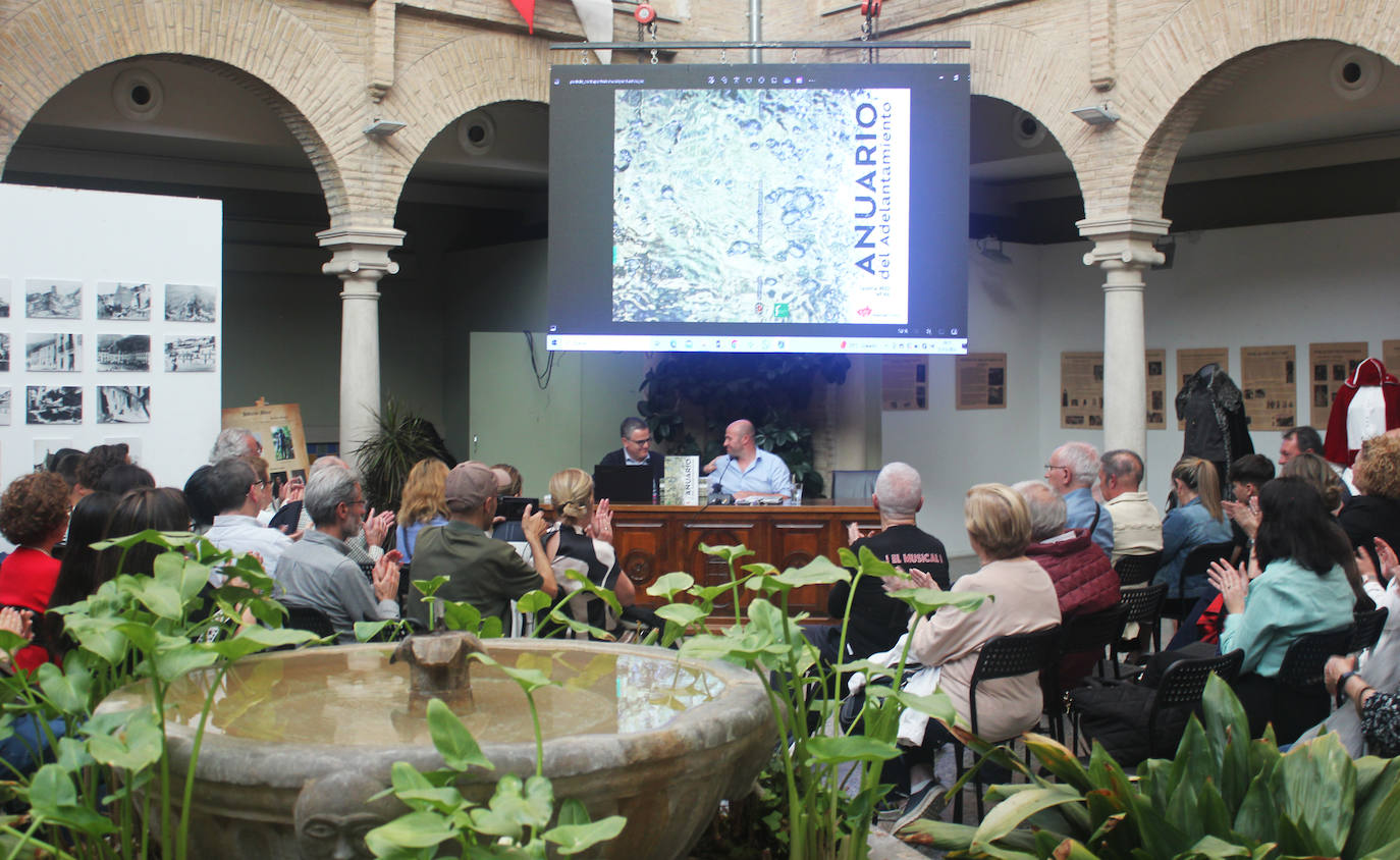Un momento de la presentación con David Gómez y José Luis Olivares dirigiéndose a los asistentes.